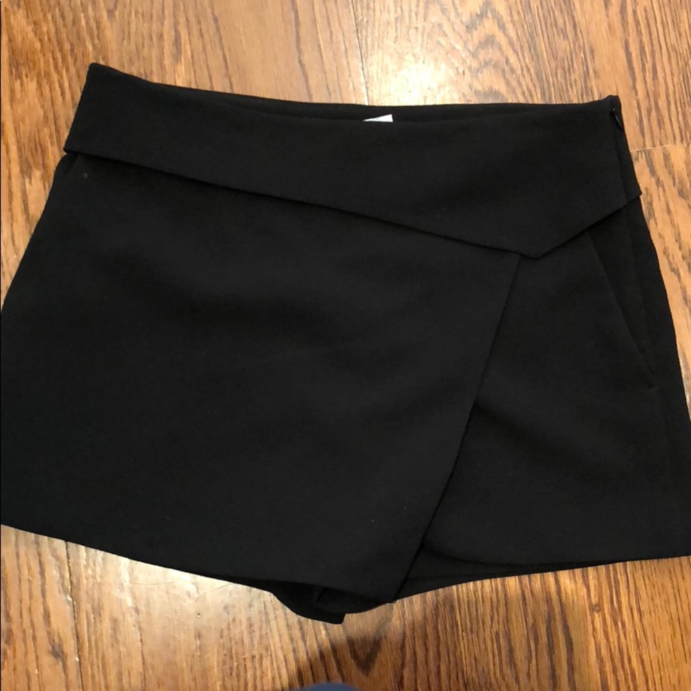 Club Monaco envelope mini skort